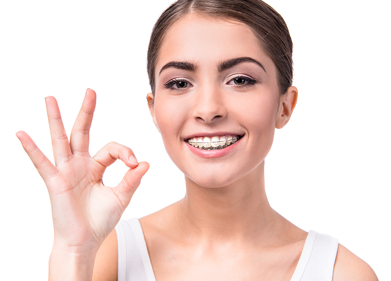 https://www.pearldentistry.com/wp-content/uploads/woman-with-clear-white-ceramic-braces.jpg
